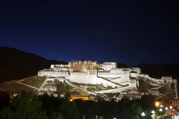 Lhasa Potala Sarayı Nda Bir Buda Heykel Gece Görünümü Güneybatı — Stok fotoğraf