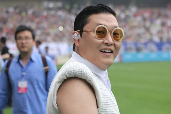 Sydkoreanska Rappare Och Internet Sensation Psy Ser Som Han Utför — Stockfoto