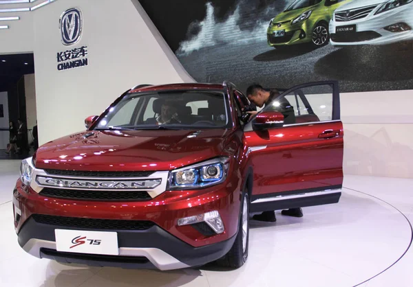 Les Visiteurs Regardent Essayent Vus Changan Cs75 Lors 13E Salon — Photo