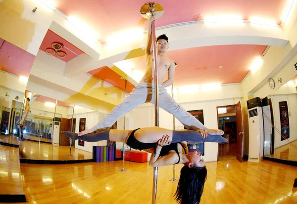 Chinese Pole Dance Instructor Liu Feifei Bottom Male Partner Practise — Stock Photo, Image