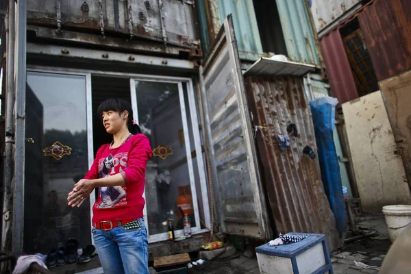 Una Mujer Lava Mano Fuera Casa Convertida Contenedor Envío Suburbio —  Fotos de Stock