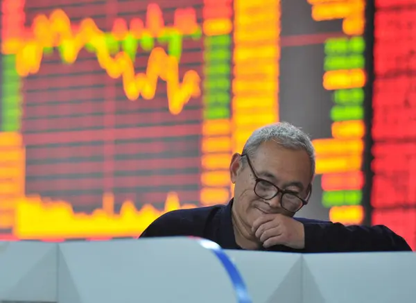 Стурбований Китайського Інвестора Перегляди Ціни Акцій Червоний Зростання Цін Зеленого — стокове фото