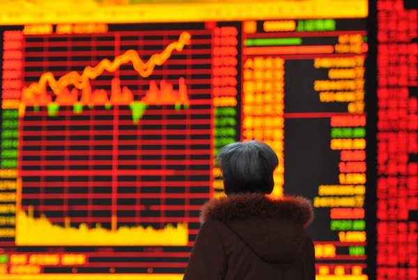 中国の投資家は 東シナの安徽州 Fuyang 市の株式仲買家で株価指数を見て 11月25日2014 — ストック写真