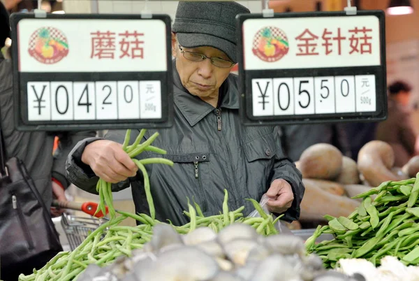 Kinesisk Kund Köper Grönsaker Stormarknad Handan City Norra Kinas Hebei — Stockfoto