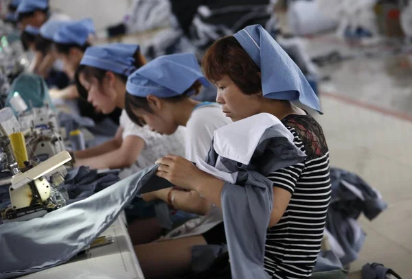Женщины Китаянки Шьют Одежду Экспорта Европу Швейной Фабрике Городе Хуайбэй — стоковое фото