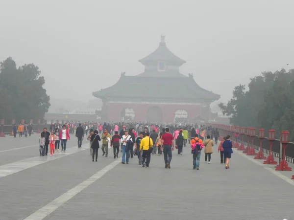 Séta Turisták Mennyei Templomban Heavy Szmog Pekingben Kínában Október 2014 — Stock Fotó
