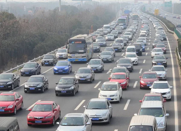 Masy Osobních Automobilů Autobusů Dovolené Jarní Festival Pomalu Dálnici Městě — Stock fotografie