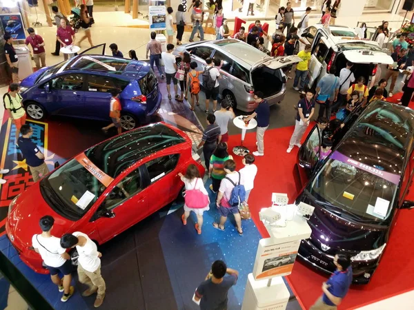 File Visiteurs Regardent Nouvelles Voitures Lors Salon Automobile Hong Kong — Photo