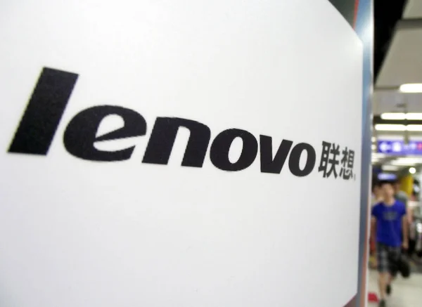 Een Voetgangers Wandeling Langs Een Advertentie Van Lenovo Nanjing East — Stockfoto
