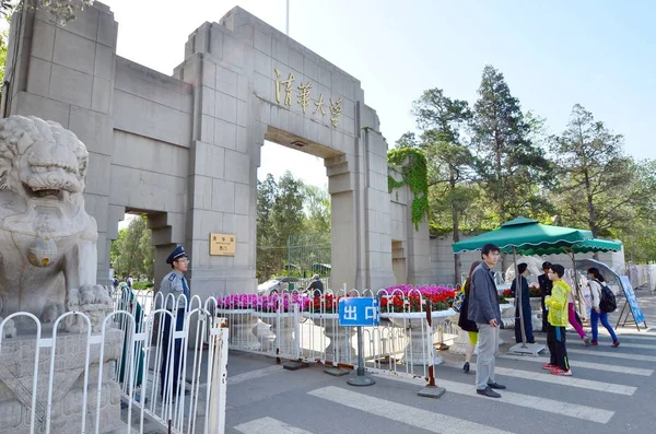 Chinesische Sicherheitskräfte Stehen Westtor Der Tsinghua Universität Peking China Mai — Stockfoto