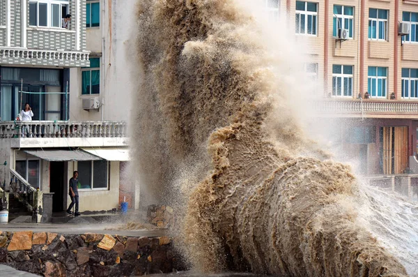 Des Vagues Massives Causées Par Approche Typhon Vongfong Claquent Dans — Photo