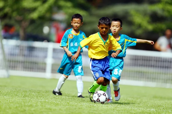 File Junge Chinesische Jungen Messen Sich Während Eines Kinder Fußballeinladungsturniers — Stockfoto