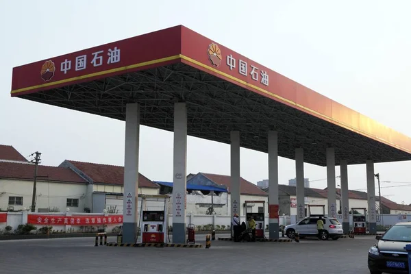 Vista Una Gasolinera Cnpc China National Petroleum Corporation Empresa Matriz —  Fotos de Stock