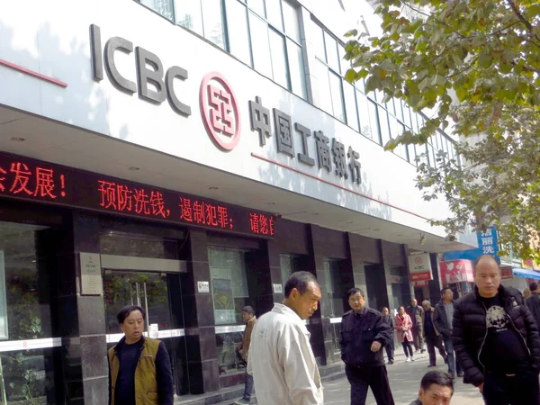 Пішоходи Ходять Повз Філію Icbc Промисловий Комерційний Банк Китаю Yichang — стокове фото