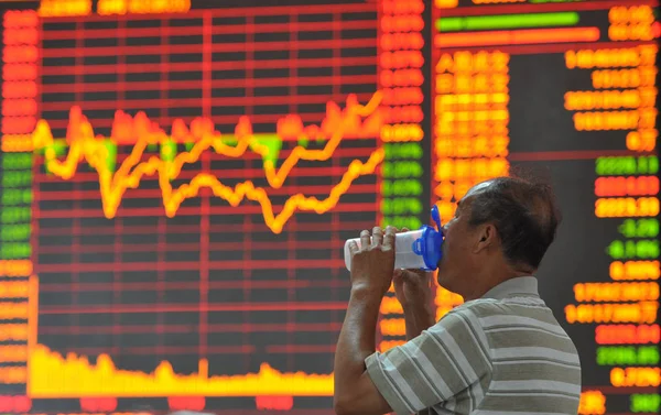 Chiński Inwestor Pije Wodę Przed Ekranem Wyświetlając Indeksy Giełdowe Domu — Zdjęcie stockowe