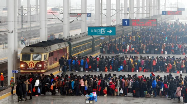 Китайские Пассажиры Выстроились Очередь Платформу Дождаться Поезда Железнодорожном Вокзале Цзюцзян — стоковое фото