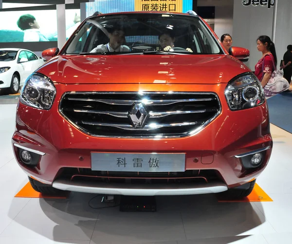 Los Visitantes Prueban Renault Koleos Durante Una Exposición Automóviles Chongqing —  Fotos de Stock