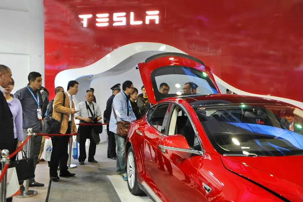 Datei Besucher Betrachten Ein Tesla Modell Elektroauto Während Der China — Stockfoto