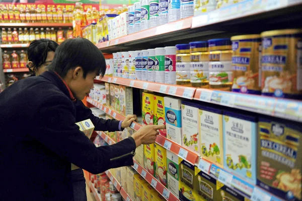 Клієнти Вибрати Консервований Молочний Порошок Дитяче Харчування Супермаркеті Місті Кйонхай — стокове фото