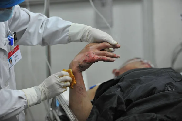 Ένας Κινεζικός Γιατρός Μεταχειρίζεται Ένα Μέλος Του Πληρώματος Τραυματίστηκαν Μια — Φωτογραφία Αρχείου