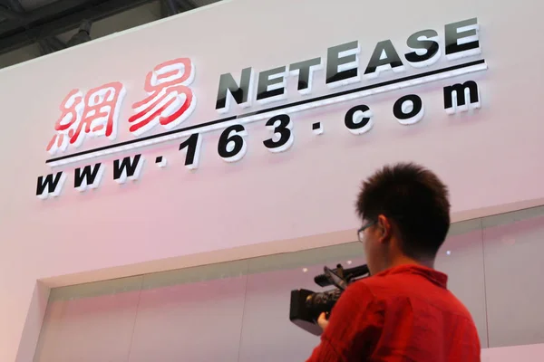Visitor Takes Videos Stand Netease 163 Com 11Th China Digital — Stock Photo, Image