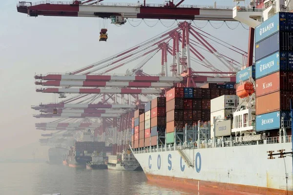 Een Volledig Geladen Containerschip Van Cosco China Ocean Shipping Groep — Stockfoto