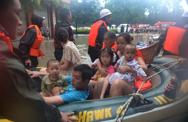 Китайские Спасатели Эвакуируют Местных Жителей Спасательном Плоту Затопленной Улице Вызванной — стоковое фото