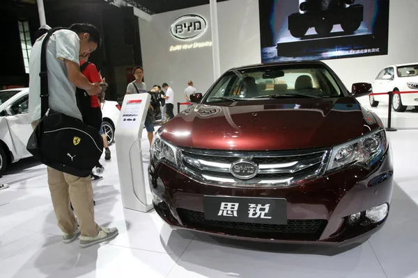 Návštěvník Dívá Byd Auto Během 2014 Pudong International Automobilové Výstavy — Stock fotografie