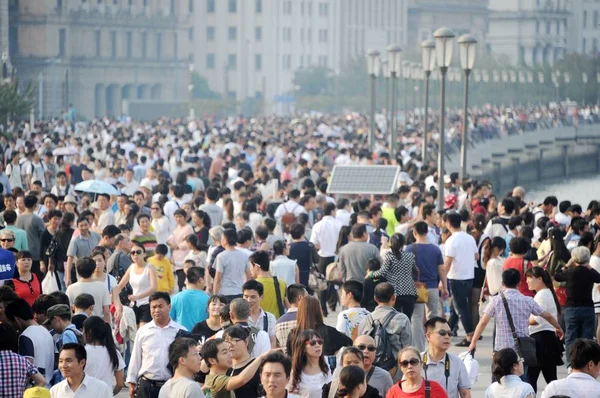 Turystów Tłum Promenady Bund Wzdłuż Rzeki Huangpu Podczas Wakacji Święto — Zdjęcie stockowe