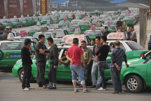 Los Taxistas Chinos Hablan Mientras Alinean Sus Coches Largo Una — Foto de Stock