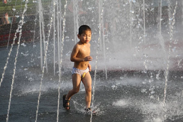 Young Chinese Boy Plays Water Cool Fountain Scorching Day Shanghai — Stock Photo, Image