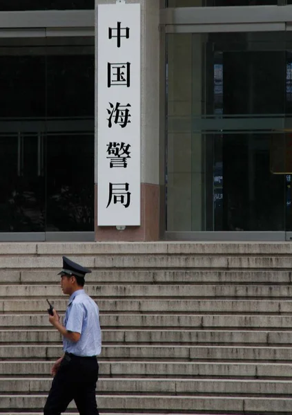 Guardia Seguridad Patrulla Puerta Sede Guardia Costera China Beijing China — Foto de Stock