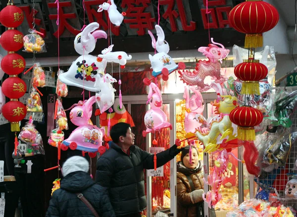 Китайские Клиенты Покупают Фонари Магазине Предстоящего Фестиваля Фонарей Шанхае Китай — стоковое фото