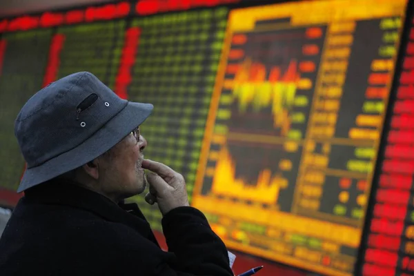 2012年1月18日 中国东部安徽省淮北一家股票经纪公司的股价 绿色价格下跌 — 图库照片