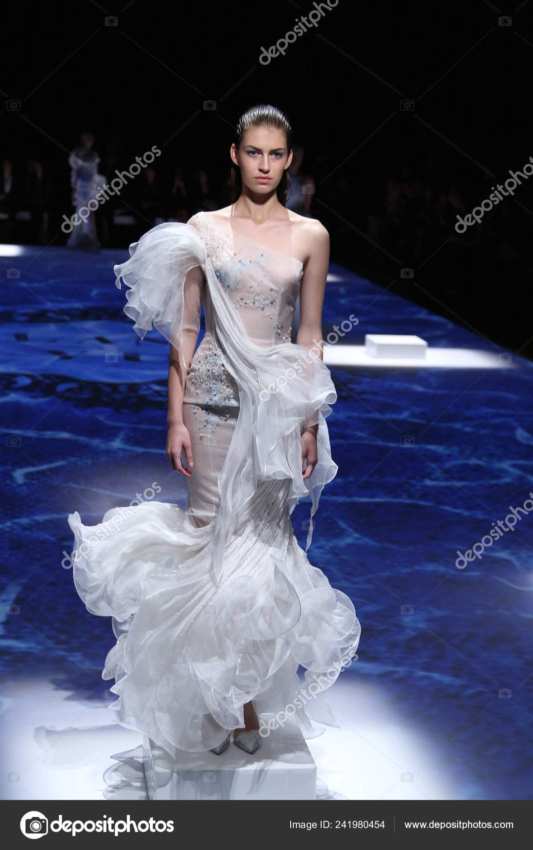 Modelo Muestra Una Nueva Creación Lan Desfile Alta Costura Otoño