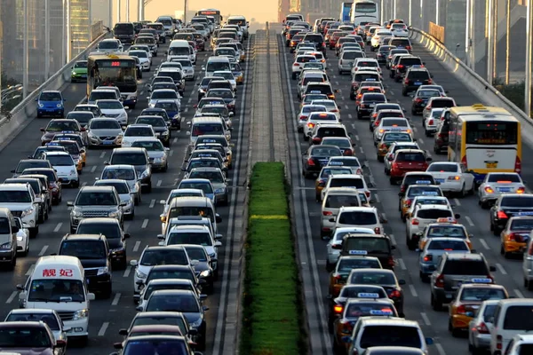 Les Véhicules Déplacent Lentement Dans Embouteillage Sur Une Route Avant — Photo