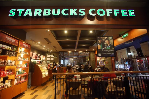 Fájl Ügyfelek Élvezze Kávét Kávézóban Starbucks Kávé Sanghaj Kína 2014 — Stock Fotó