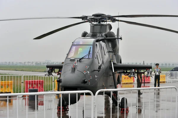 2013年9月5日在中国天津举行的第二届中国直升机博览会上展出一架中国 军用直升机 — 图库照片