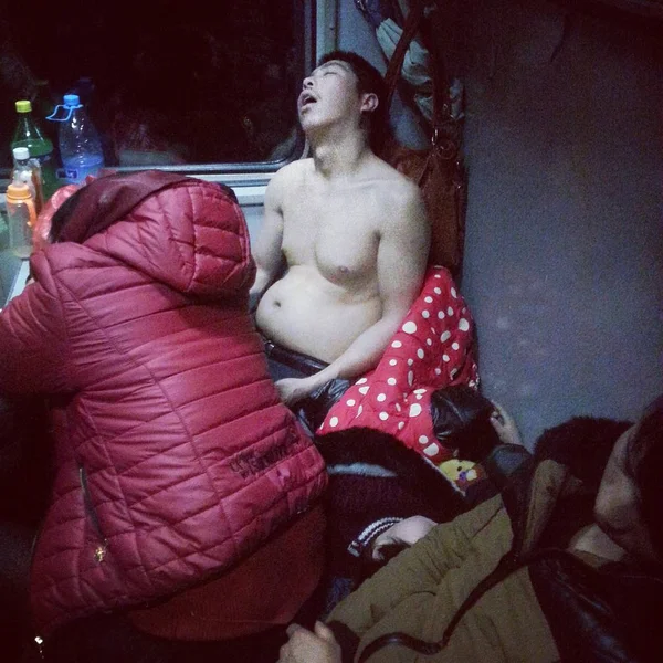 中国の乗客は 貴陽市 東南中国の貴州省は 2014 日の首都へ杭州 中国東部の浙江省の首都から走行する列車の食堂車で睡眠します — ストック写真