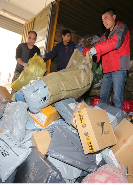 Chinese Workers Sort Parcels Most Which Online Shopping Distribution Center — Stock Photo, Image