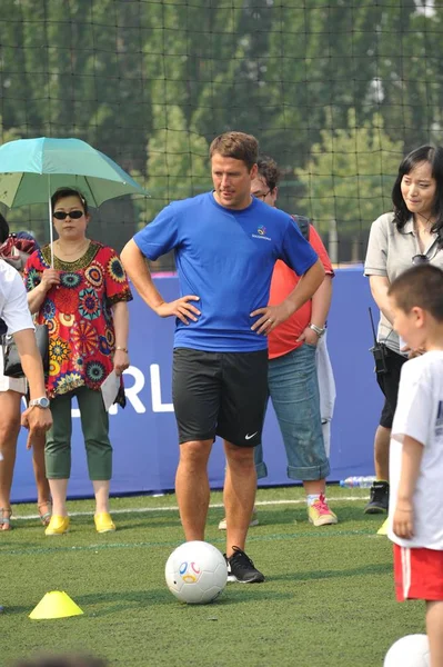 Futbolista Inglés Michael Owen Centro Observa Dirige Jóvenes Futbolistas Chinos — Foto de Stock