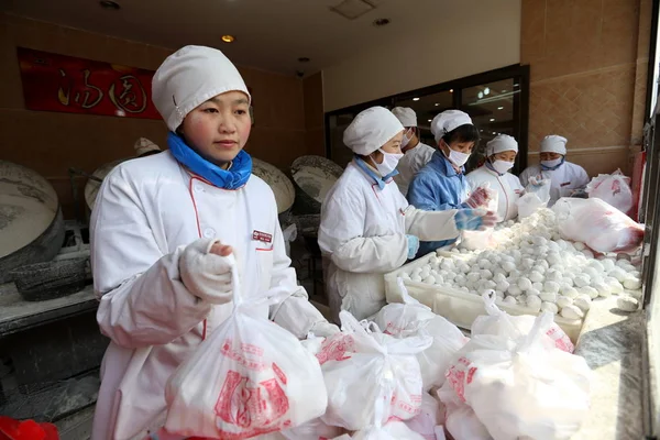 Kínai Munkások Ragadós Rizs Gombócok Más Néven Yuanxiao Yuan Xiao — Stock Fotó