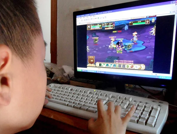 Bambino Gioca Gioco Online Internet Cafè Nella Città Yichang Provincia — Foto Stock