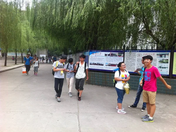 Estudantes Chineses Caminham Campus Yanshi Senior High School Cidade Luoyang — Fotografia de Stock