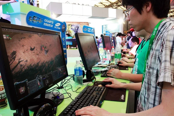 Los Visitantes Juegan Juegos Línea Durante China Digital Entertainment Expo —  Fotos de Stock