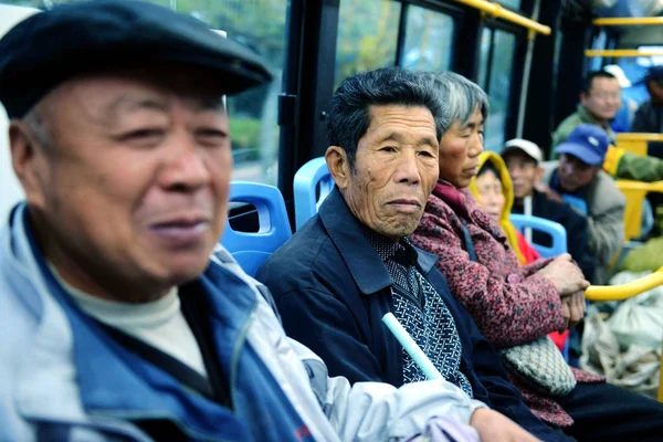 Personas Mayores Chinas Toman Autobús Ciudad Qingdao Provincia Chinas Shandong — Foto de Stock