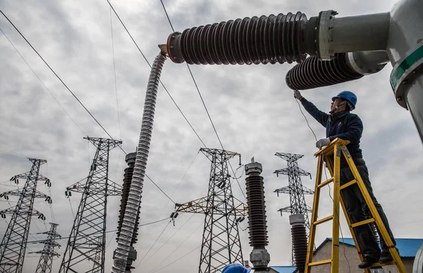 Electricista Chino Trabaja Equipos Red Eléctrica Una Estación Transformadora Ciudad —  Fotos de Stock