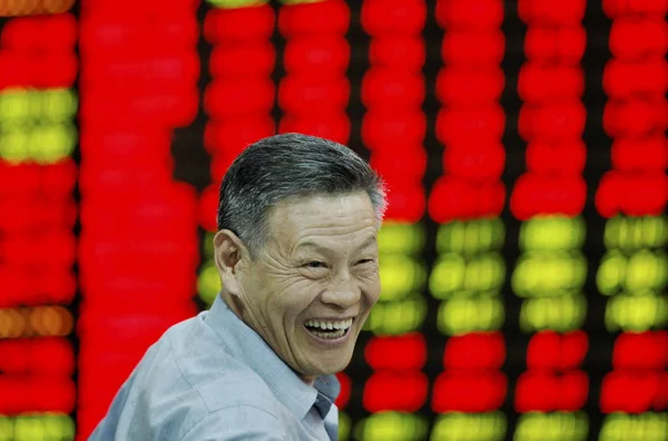 Китайський Інвестора Сміється Він Дивиться Цін Акцій Червоний Зростання Цін — стокове фото
