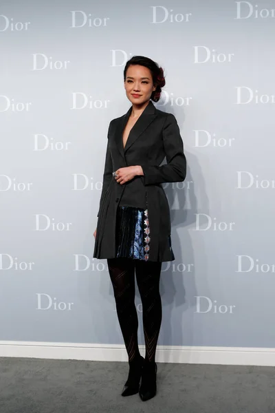 Taiwanesisk Skådespelerska Shu Innebär Som Hon Anländer Dior Haute Couture — Stockfoto