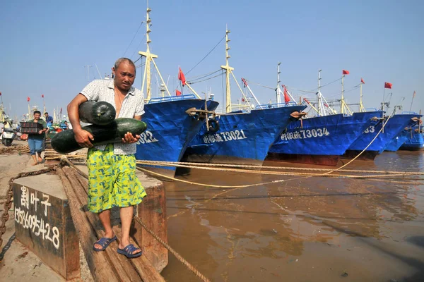 Pescador Lleva Calabazas Cera Puerto Taizhou Este Provincia Chinas Zhejiang — Foto de Stock